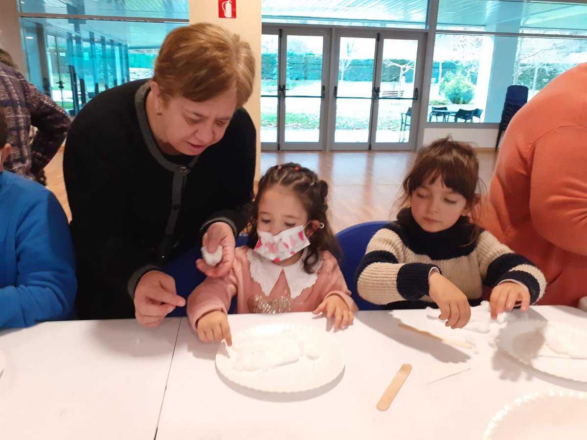 MontepioAst's tweet photo. #ProgramaIntergeneracional 🙌#Vivencias, ayer en la #ResidenciaFelechosa💚 con el Colegio Público de Felechosa. Actividad especial de #Navidad🎄Disfrutamos con el #Pasapalabra, las manualidades navideñas 🎅🤶 y una gran y deliciosa chocolatada 🍫☕️ en comunidad. https://t.co/TIQ3LBwIpW