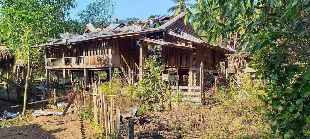 NantEiThandar's tweet photo. According to KNU, 19 residential properties were burnt down by the air strike of military armed forces in Maewine village, Dwedoe tsp, and Kyonedoe tsp, the controlled area of KNU on 18th Dec. #2022Dec20Coup #CrimesAgainstHumanity #WhatsHappeningInMyanmar https://t.co/qn6lC2pct1
