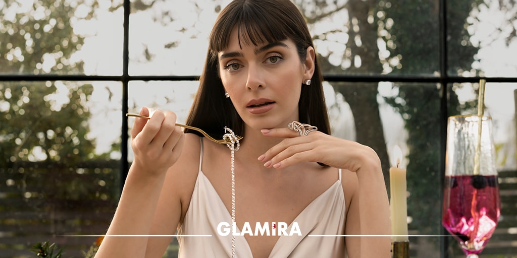 Christmas dinner party! On the menu: A gorgeous collier adorned with the finest diamonds with a side of a glamorous ring. 

#ThisIsSoYou 

glamira.shop/Glamira