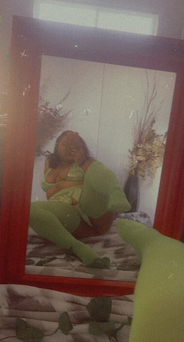 Just rub the tip on both set of lips 🥰😇 https://t.co/jTCqYivWeZ