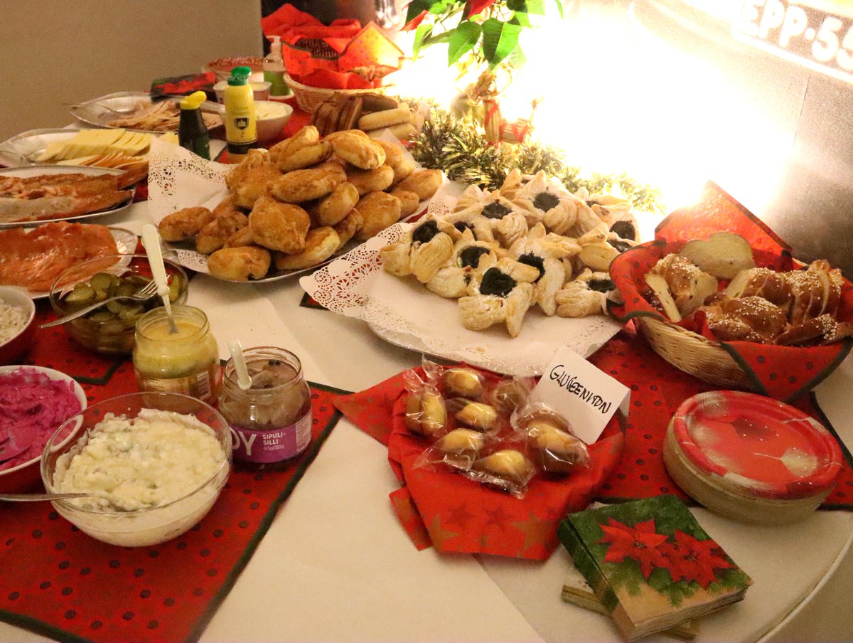 IlvesJuniorit's tweet photo. Ilves ry:n toimistolla vietettiin tiistaina perinteeksi muodostuneita joulukahveja☕️🎄🎁
Joulukahvien yhteydessä seuran puheenjohtaja Kari Pansio luovutti "Rike" Valkealalle Ilves ry:n kunniajäsenyydestä osoitetun diplomin💛💚
#keltavihreä #ilves #ilvesry #joulukahvit #tampere https://t.co/GIeI7LOXAy