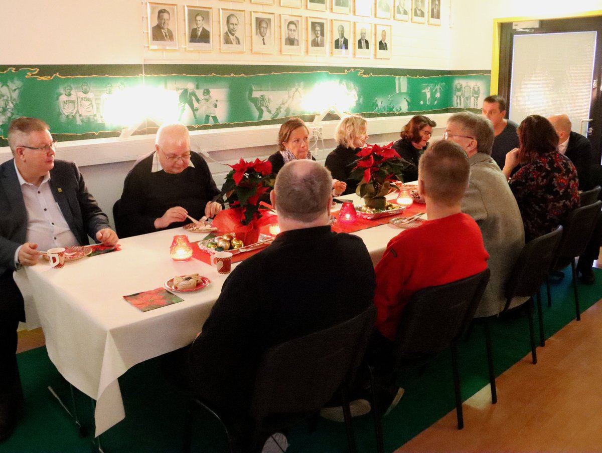 IlvesJuniorit's tweet photo. Ilves ry:n toimistolla vietettiin tiistaina perinteeksi muodostuneita joulukahveja☕️🎄🎁
Joulukahvien yhteydessä seuran puheenjohtaja Kari Pansio luovutti "Rike" Valkealalle Ilves ry:n kunniajäsenyydestä osoitetun diplomin💛💚
#keltavihreä #ilves #ilvesry #joulukahvit #tampere https://t.co/GIeI7LOXAy
