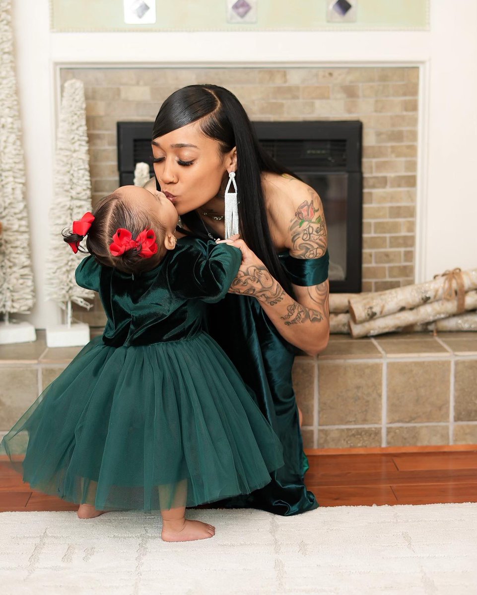 erickaaleesha's tweet photo. Happy Holidays From Me &amp; My Mini’s … 🎄🫶🏽💕💕 https://t.co/8w3CnfjGcJ