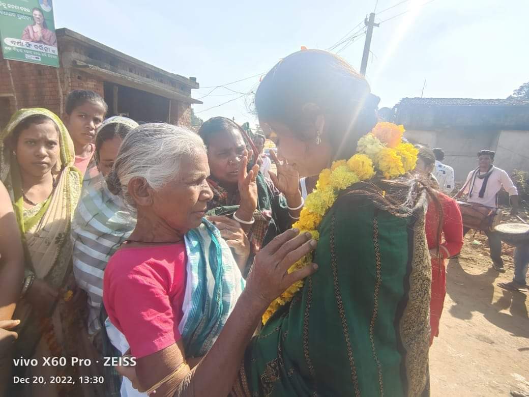 Barsha_bariha's tweet photo. ଆଜି ପଦ୍ମପୁର ନିର୍ବାଚନ ମଣ୍ଡଳୀ ପାଇକମାଲ ବ୍ଲକ ଅନ୍ତର୍ଗତ ଛିନ୍ଦେକେଲା ପଂଚାୟତରେ ଭବ୍ୟ ସ୍ୱାଗତ ସମାରୋହରେ ଯୋଗଦାନ କଲି ।
@CMO_Odisha https://t.co/Ve33yR2OIb