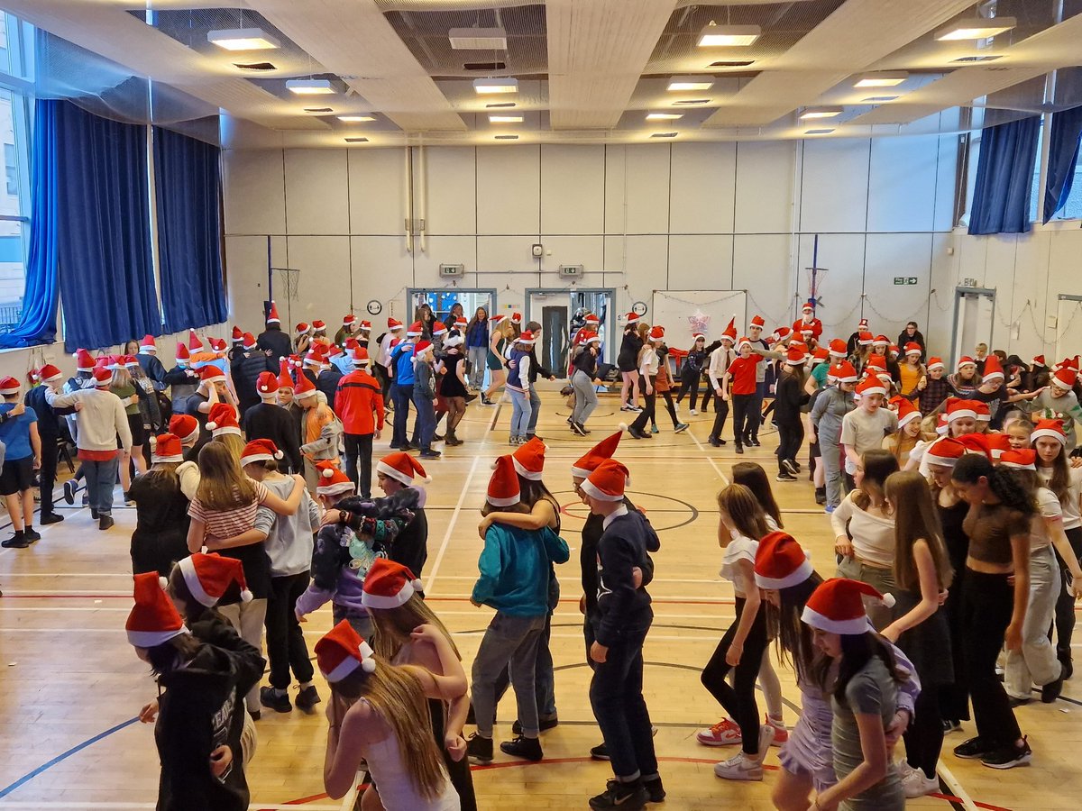 SGGArdsgoil's tweet photo. #nollaig #santaball https://t.co/me08xAnGIh