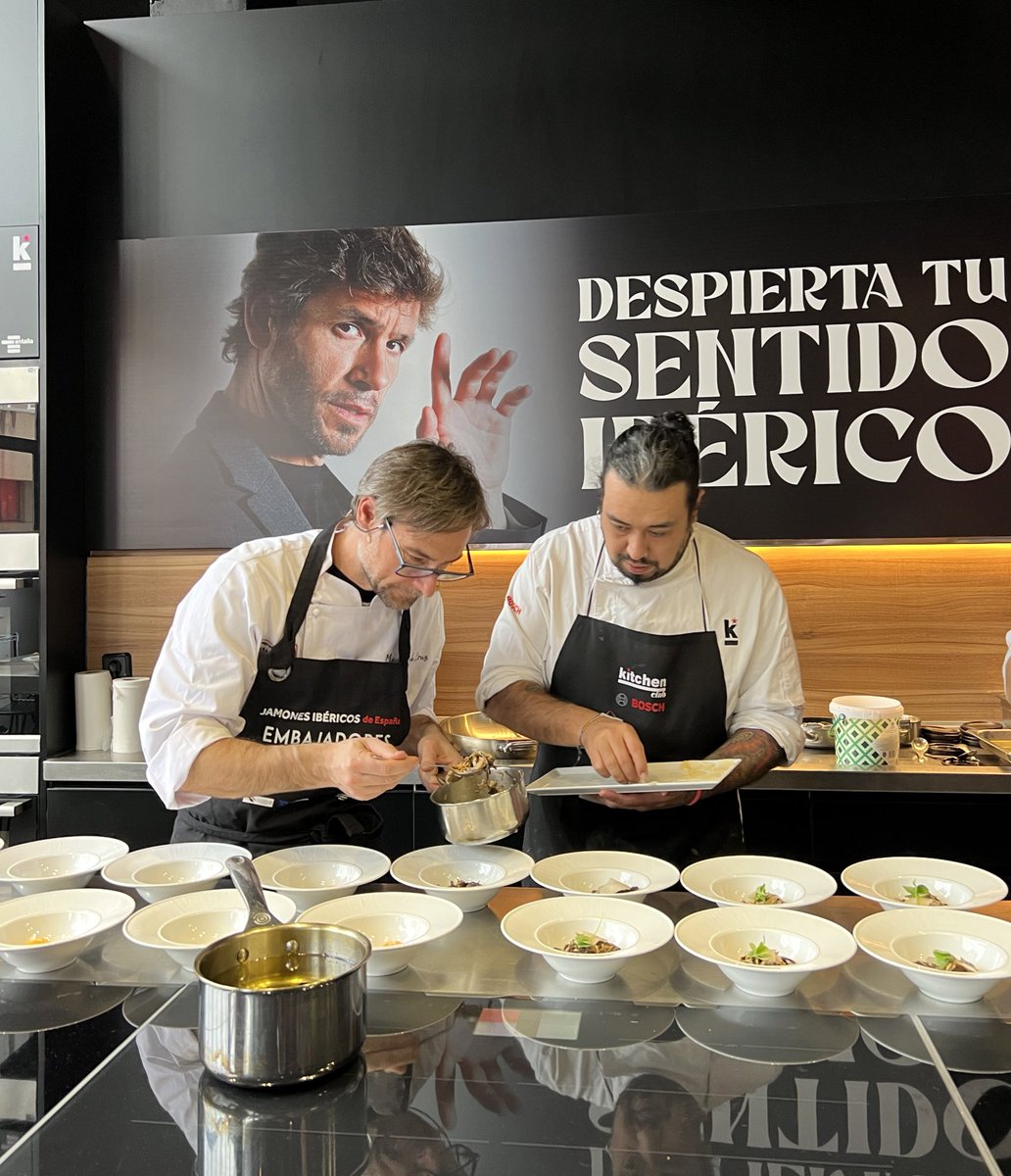 1/4 El evento gastronómico del #JamónIbérico presenta exclusivas recetas que forman parte de un menú a seis manos que comienza con la propuesta de <a href="/MACruzLaBotica/">Miguel Ángel</a>