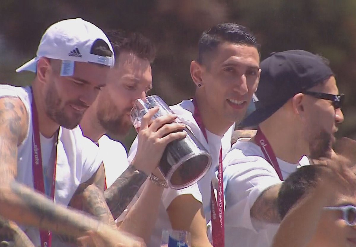 fiImseven's tweet photo. están tomando fernet en un botella cortada a las once y media de la mañana la argentinidad al palo loco https://t.co/KYidEqW8OG