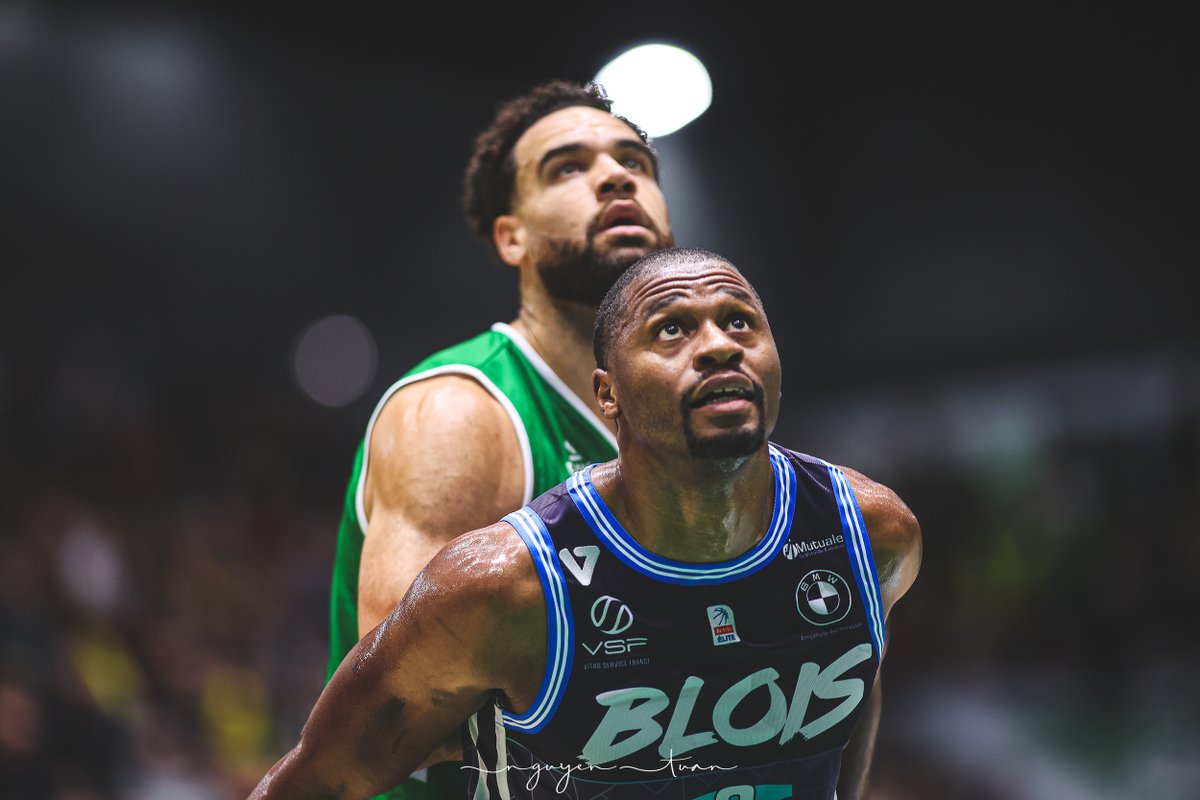 ADABloisBasket's tweet photo. 😎 On nous souffle dans l'oreillette que notre photographe @ngtuan a bien aimé shooter nos joueurs avec le maillot "magie" @villedeblois x ADA x @VDS_sports 💜💙 

#BetclicElite #ADABlois https://t.co/rx4vXOHFI4