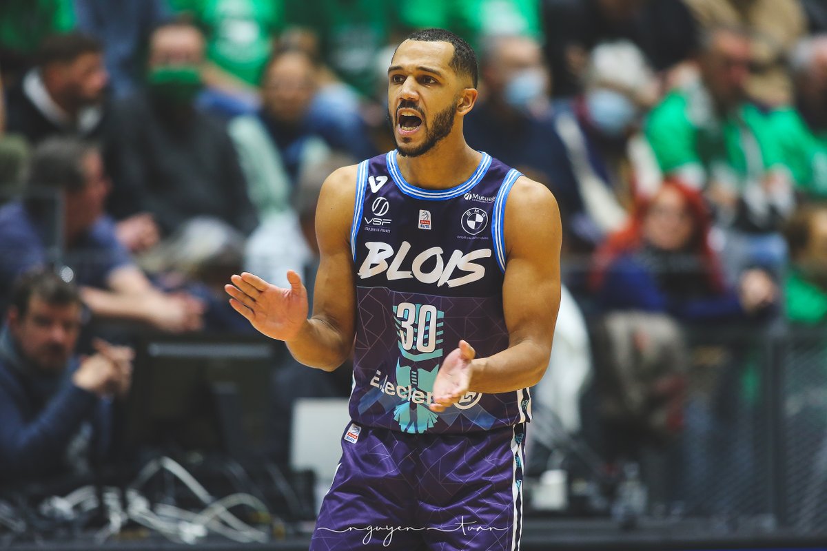 ADABloisBasket's tweet photo. 😎 On nous souffle dans l'oreillette que notre photographe @ngtuan a bien aimé shooter nos joueurs avec le maillot "magie" @villedeblois x ADA x @VDS_sports 💜💙 

#BetclicElite #ADABlois https://t.co/rx4vXOHFI4