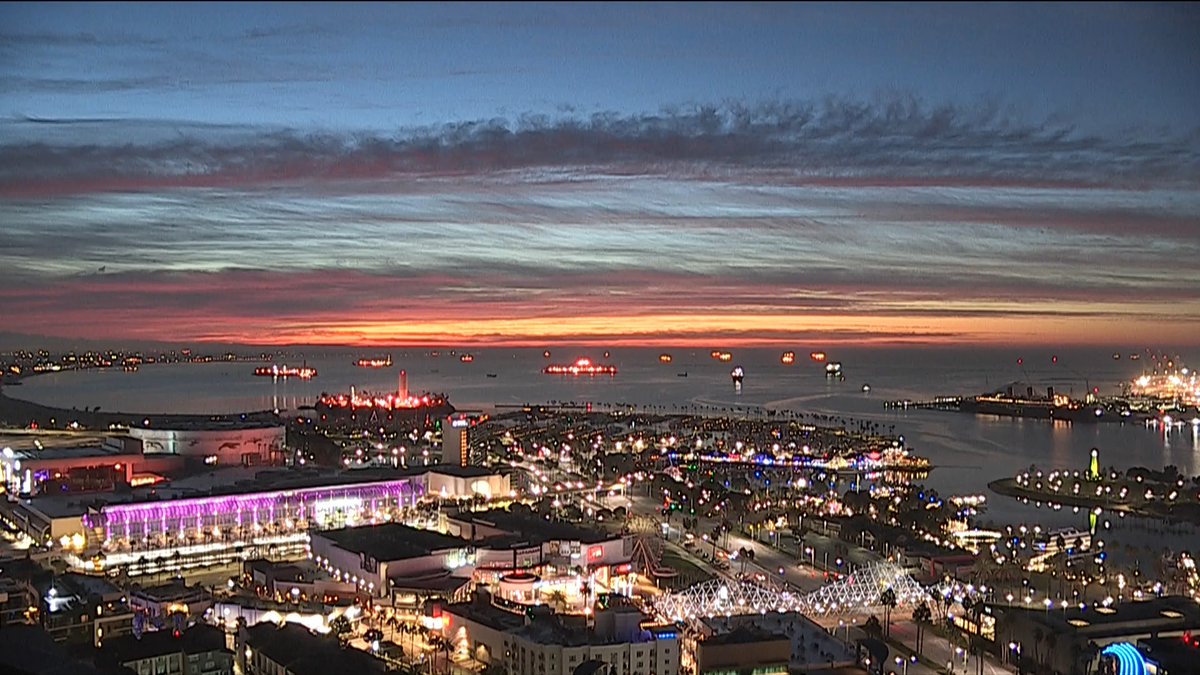 BelenNBCLA's tweet photo. Happy Tuesday! It's a colorful morning because of high clouds. Skies clear early and temperatures will be pleasant in the 60s. Enjoy the last day of Fall! @NBCLA #goodbyefall #losangeles #december https://t.co/N4mpZPBmnM