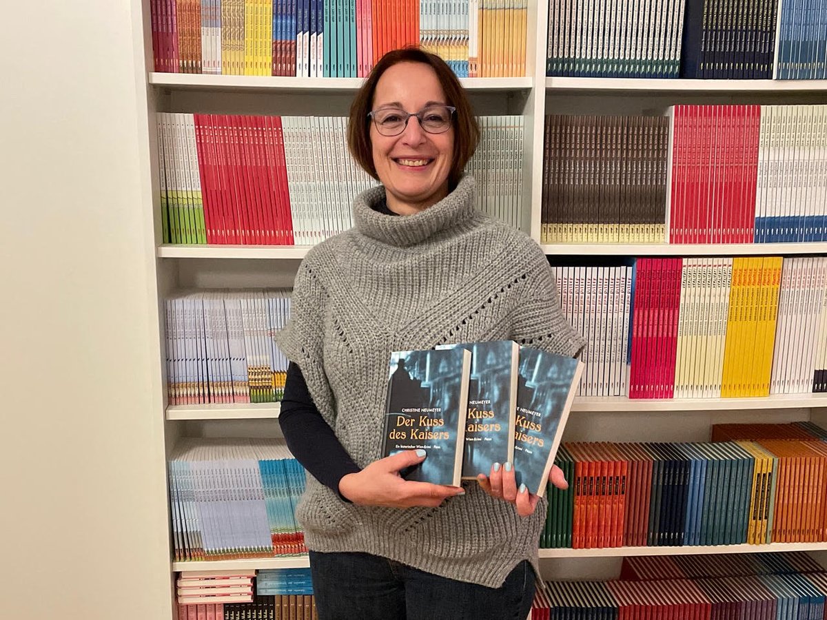 ChNeumeyer's tweet photo. Gestern im Wiener @PicusVerlag. #DerKussdesKaisers ist eingetroffen. Geheimagent Pospischils zweiter Fall. Die Freude ist groß. Ab Februar 2023 überall im Handel als #Hardcover und #ebook #kunst und #Krimi #GustavKlimt #Jugendstil @belvederemuseum #Wien1908 #HistorischerRoman https://t.co/a7Giqc67QX
