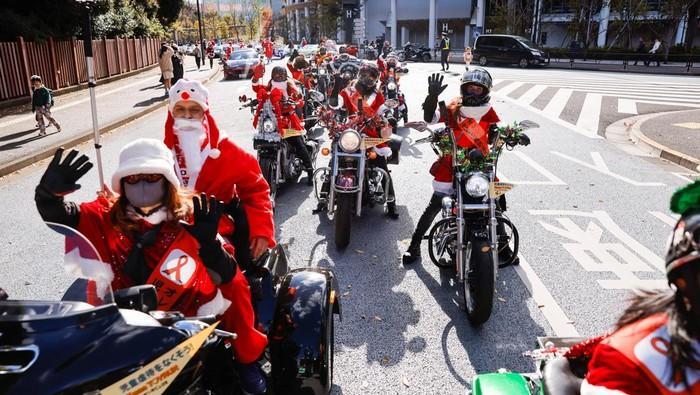 detikcom's tweet photo. #Foto Saat Sinterklas Naik Moge Keliling Pusat Kota Tokyo.
Foto: Reuters/Issei Kato
#detikcom #sinterklas #Tokyo https://t.co/hF6lVSdZ8g