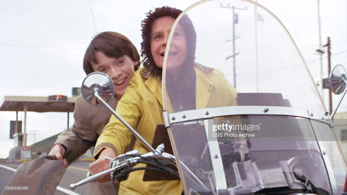 CONELRAD6401240's tweet photo. Hal Ashby's HAROLD AND MAUDE premiered #OTD in 1971 at the Coronet in New York City. #RuthGordon #BudCort #CatStevens. Written by #ColinHiggins who is said to have inspired the filmmaking careers of @JuddApatow, @Sethrogen, @paulfeig, #WesAnderson and many others. https://t.co/cdGeioHqpK