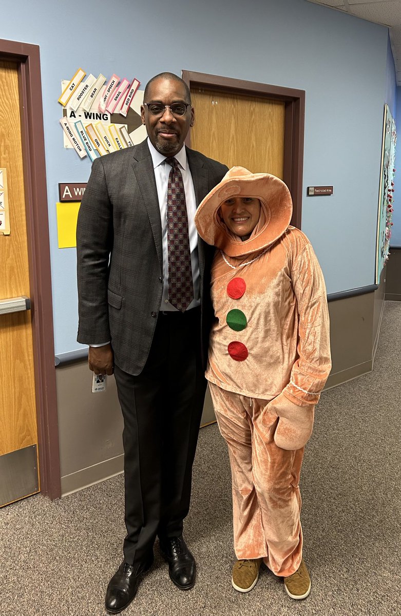 Look who found the gingerbread man at the preschool!!!  ⁦⁦@ATalley204⁩ #preschoolfun ⁦⁦@ipsd204⁩