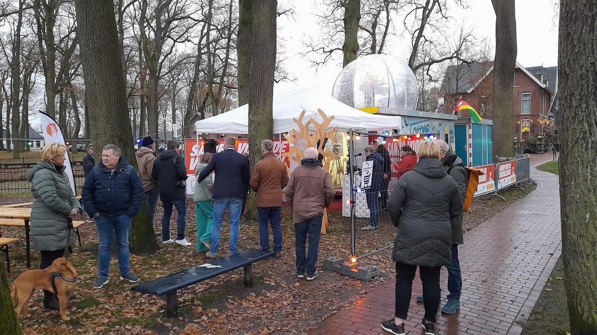We zijn van start! De #glazenkeet op de Brink van #Zuidlaren. De opbrengst gaat naar de voedselbank #HartVoorDrenthe <a href="/TynaarloLokaal/">RTV Tynaarlo</a> #NijeNaober Lees meer via: rtvdrenthe.nl/nieuws/1518470… #glazenhuis