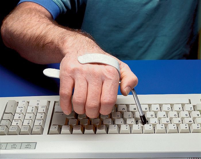 SaeidOT's tweet photo. مساعد الكتابة " typing aid “
تستخدم (كبديل للحركة الدقيقه لليد) على الكيبورد او اي جهاز ذو أزرار لمن يعانون من حدية في الحركات الدقيقه أو شلل رباعي.
يمكن صنعها باستخدام مواد الجبيرة(thermoplastic) و تحديد زاوية و اتجاه الإستخدام على حسب شكل الإصابة لتحسين الأداء. https://t.co/DPRQoi12s8