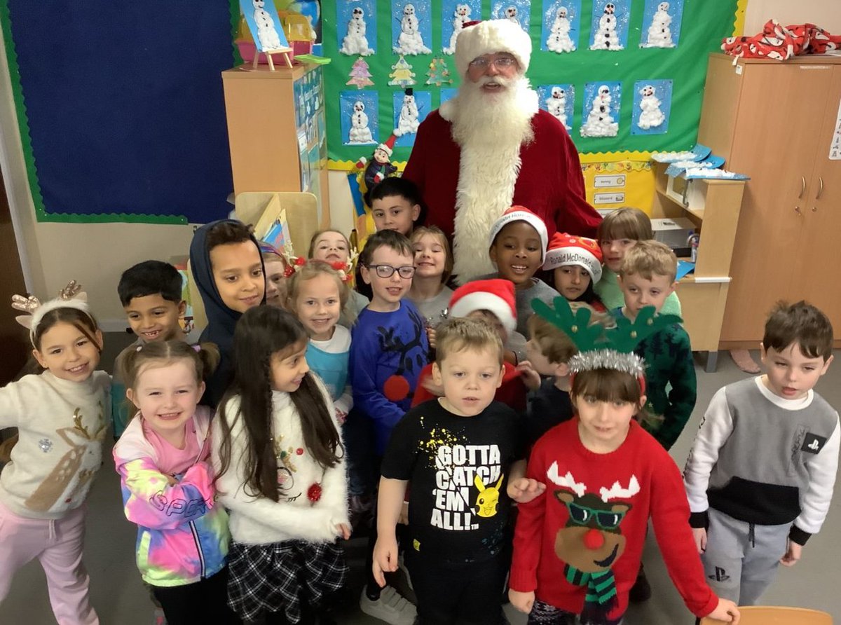 Bualadh bos, bualadh bos,
buailfimís go léir,
Tá Daidí na Nollag ag teacht anocht,
Anuas an similéar 🎅