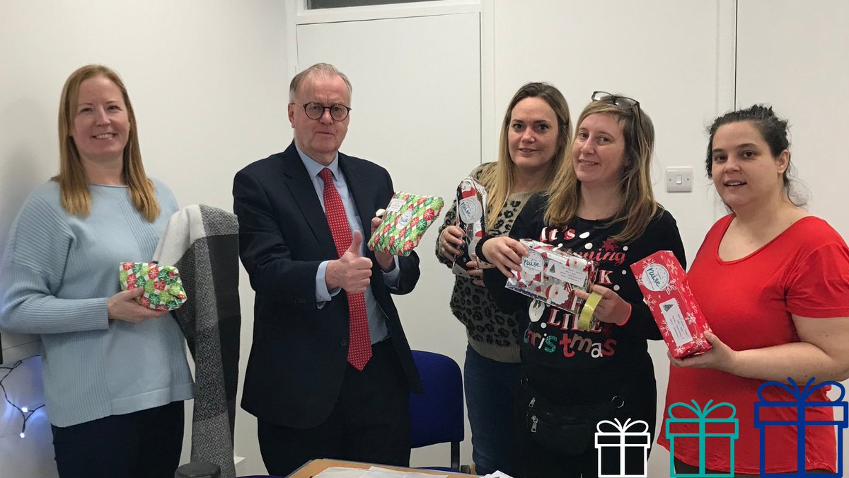whhospcharity's tweet photo. 🎁Among Santa’s elves last week were councillors Helen Campbell and Nigel Bell, Sonia Wright &amp; Allison Coomber from Camelot (National Lottery provider), and Janine Gower (volunteer) Thank you!
https://t.co/SluByMtHvi
#nhs #watford #hemelhempstead #stalbans @WestHertsNHS @cblhelen https://t.co/F0vpfJ0xXw
