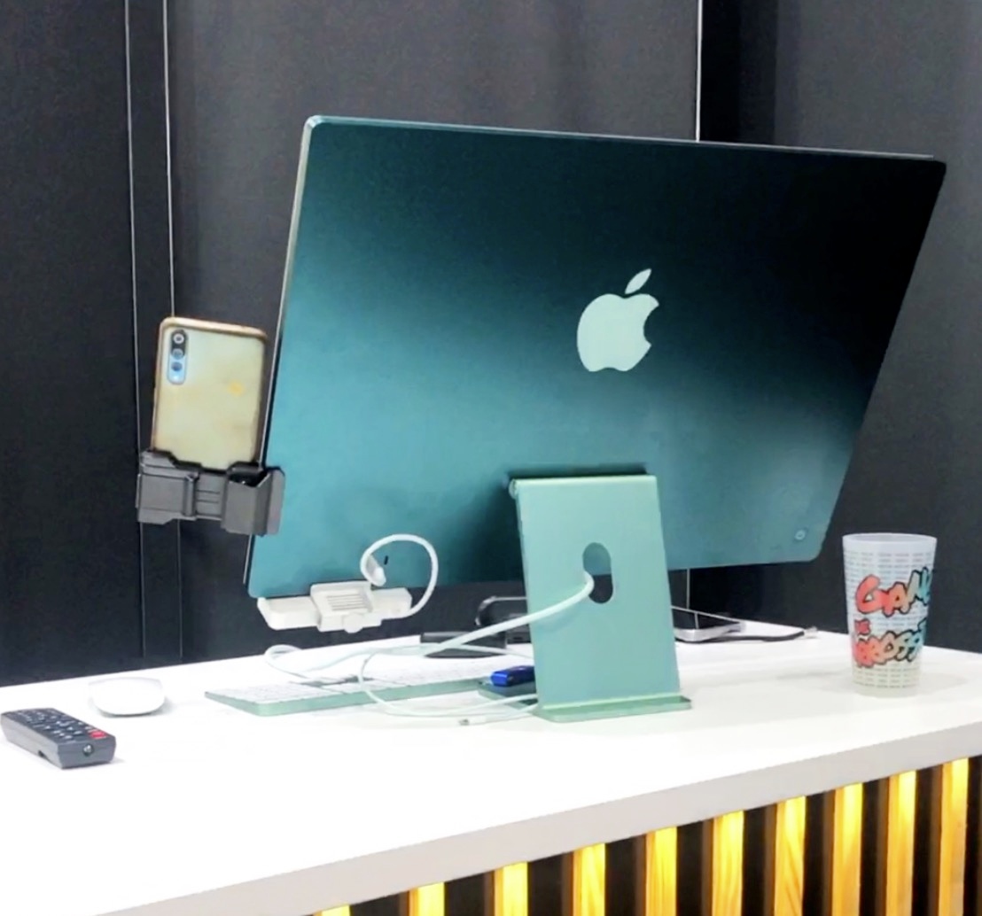 Phoneside aussi pratique sur vos écrans d'iMac !

Quelle beauté de voir le Phoneside associé avec Apple en toute harmonie.
Un mélange de classe, d'innovation &amp; d'ergonomie 😍

#phoneside #business #design #tech #innovation