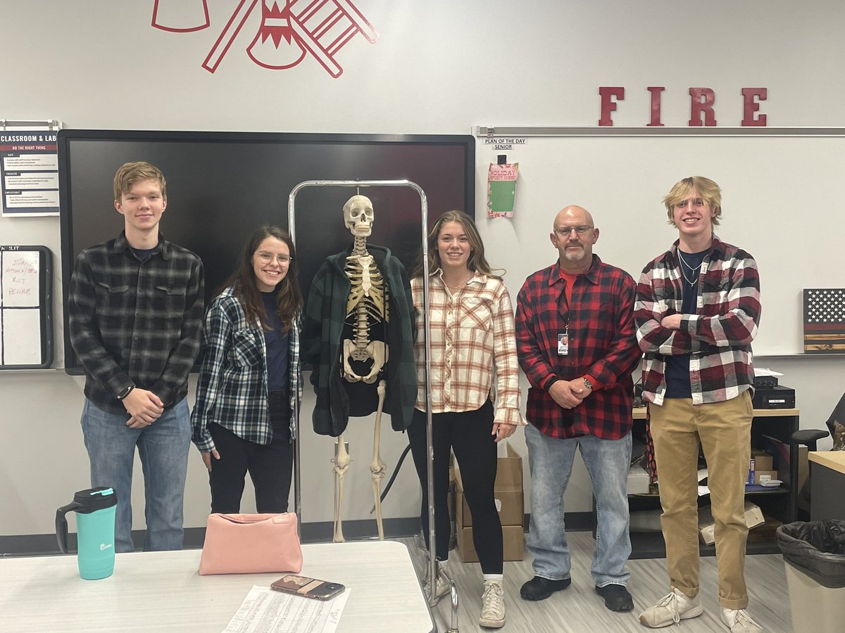 EHOVEffemt's tweet photo. The Senior Firefighter/EMT Class getting ready for the holiday season 🎄🎅 #EHOVEvips https://t.co/B8cYKLuvMQ