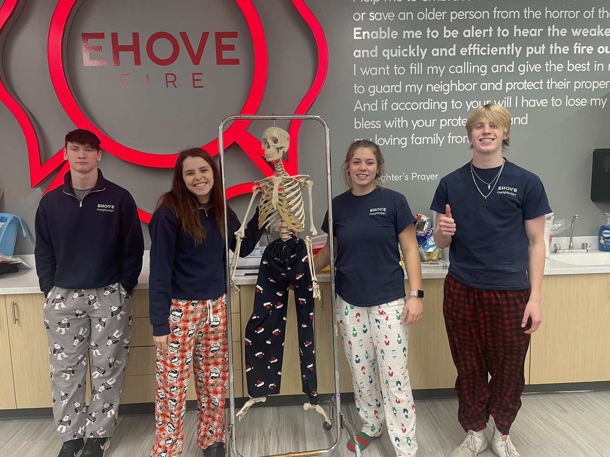 EHOVEffemt's tweet photo. The Senior Firefighter/EMT Class getting ready for the holiday season 🎄🎅 #EHOVEvips https://t.co/B8cYKLuvMQ
