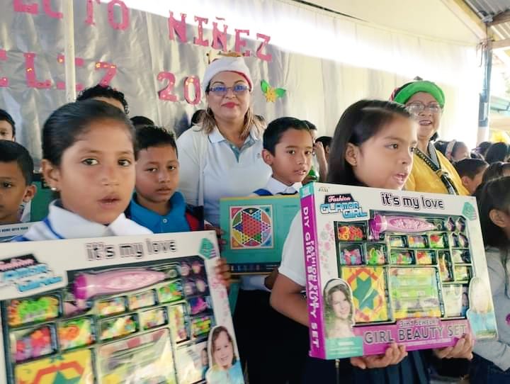 En ambiente festivo se realiza entrega de juguetes a la niñez del Distrito 7 de Managua con la visita de la Ministra de Educación Lic. Lilliam Herrera. #Nicaragua