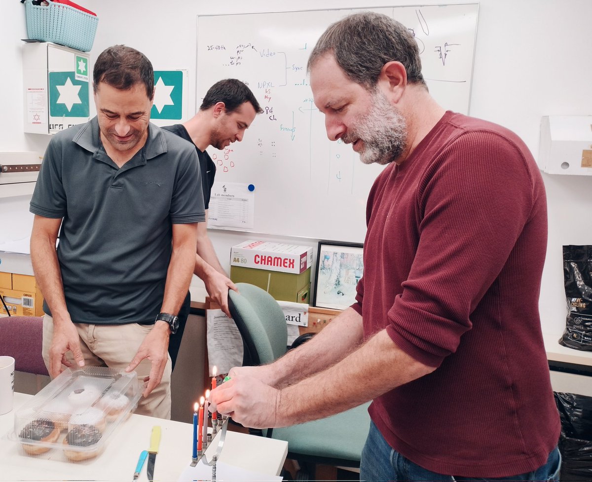 GutfreundS's tweet photo. Collaborating in science and in celebrations.
Happy holidays to all of our friends and colleagues!
🎉🍩🕯️🌲
#BenEngelhardLab https://t.co/TXxjfORzjt