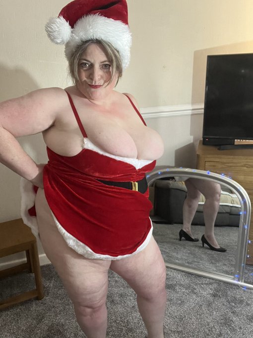 Merry Christmas! #bbw #bbwmelons #bbwgilf #sexy #sexybbw #sexygilf #sexygrandma #curvy #curvywomen #curvybbw