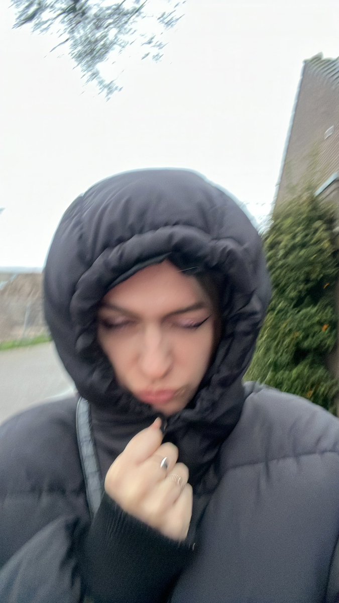 minhosstarlight's tweet photo. je zou maar naar je eerste kpop concert gaan als je amper nog luistert maar we slayen en zijn excited https://t.co/YBjYHT8tUz