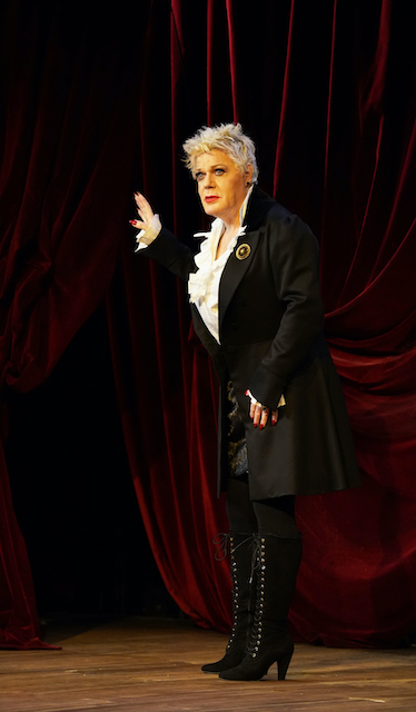 Subdued &amp; complex &amp; plenty funny, with a refreshingly murky take on redemption that makes Scrooge's turnabout seem overbaked, Eddie (performance) &amp; Mark (adaptation) Izzard's take on "Charles Dickens' Great Expectations" is well worth a go. chelseacommunitynews.com/2022/12/18/rec…
<a href="/eddieizzard/">Eddie Izzard</a>