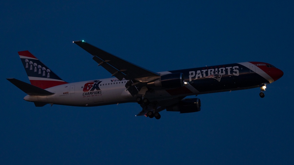 pettitaviation's tweet photo. The Patriots brought their team-owned 767 when they played against the Vikings a few weeks back. Unfortunately they were slightly late, and got sent to an unexpected runway so the shots were not as great as I'd like. Still worth it to see a really cool looking plane though! https://t.co/Zfxh8JGRa8