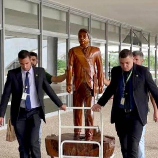 KimKataguiri's tweet photo. A informação que recebi AGORA é MUITO BOA. Assustadora, mas é boa. Ainda preciso verificar os detalhes, o resumo é esse: Bolsonaro vai fazer a onça beber agua no dia 1, mas para isso teve que deixar o caminhão de mudança agir, para provar a fraude, em 72 horas teremos novidades. https://t.co/CZ7cu1qktc