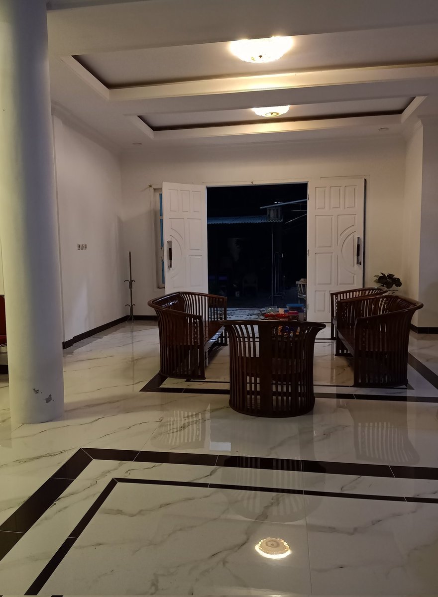 Semakin terasa sepinya.
Siapa sangka lebaran kemarin adalah momen terakhir full team bareng keluarga setelah 2 tahun sebelumnya gak bisa mudik karena pandemi. Dan momen itu tak akan terulang lagi.