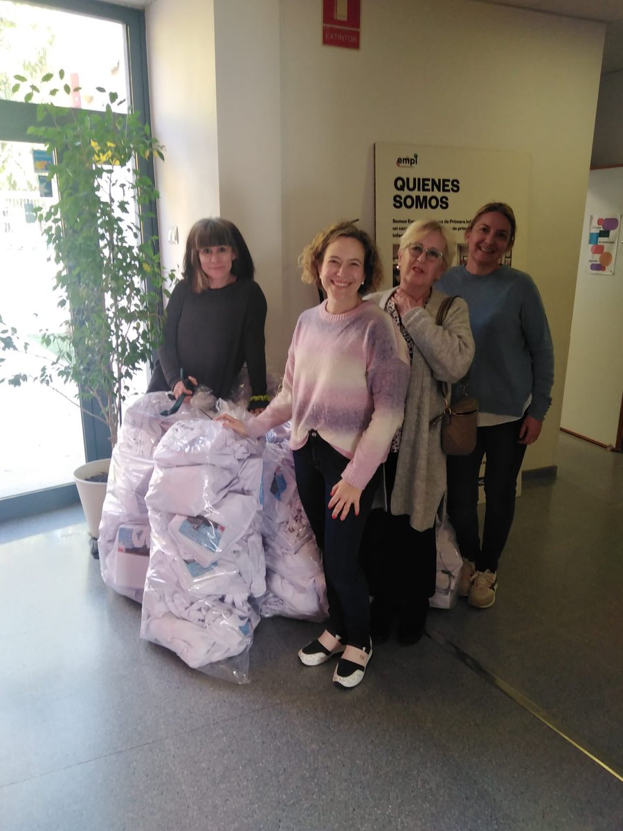 Hoy hemos hecho entrega unos detalles para todo el alumnado de los centros de nuestro barrio. Os recordamos que el día 2 entregaremos más juguetes en el Paseo de Florencia.