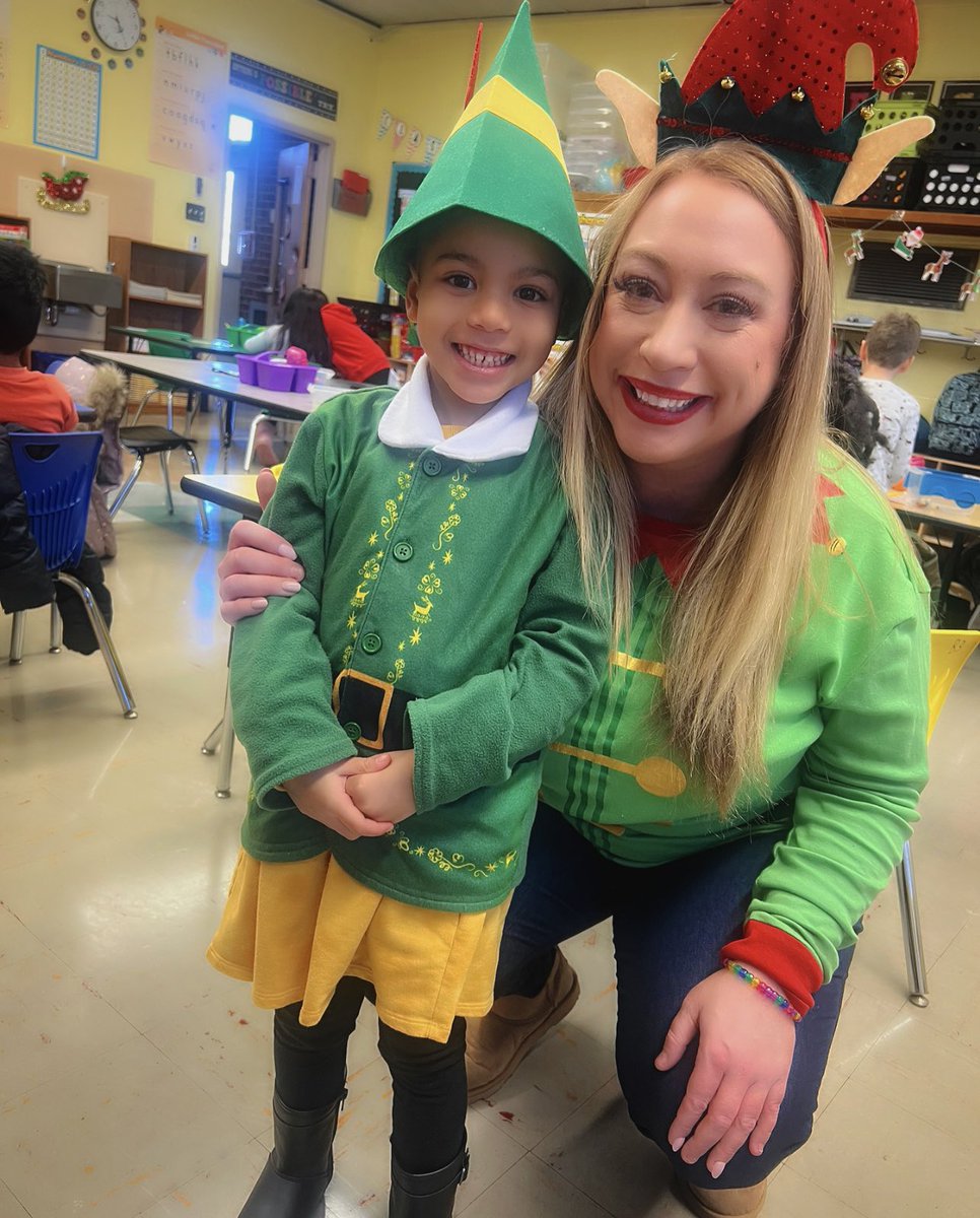 The Best Way To Spread Christmas Cheer is Singing Loud for All to Hear! 🎄🎶💚❤️ #SantasHelperDay #ElfLife #24Cubs <a href="/CubsKp24/">Kennedy Park School #24</a>