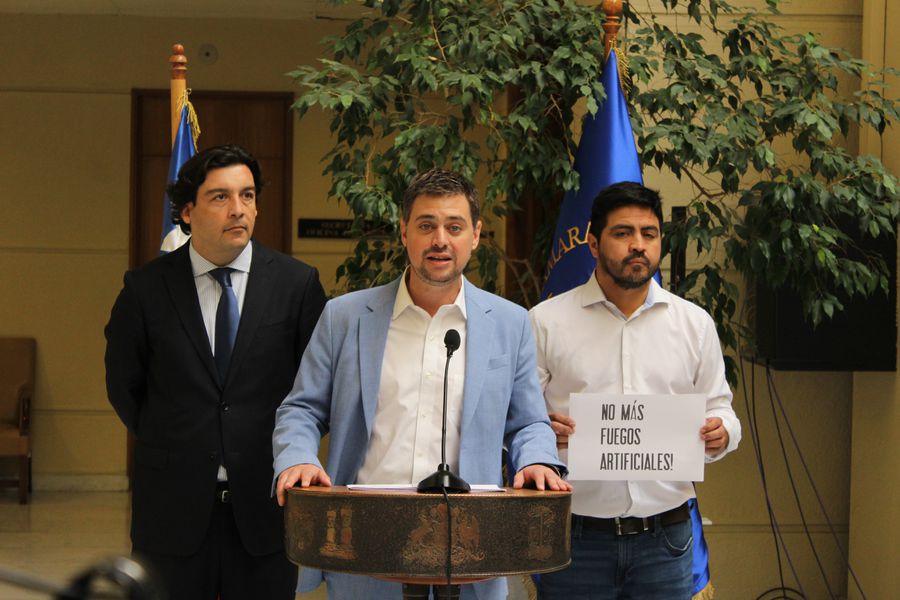 latercera's tweet photo. “No Más Fuegos Artificiales”: Grupo transversal de diputados presenta proyecto para prohibir el uso de pirotecnia en favor de las personas con TEA y mascotas https://t.co/MGHkxsQEso https://t.co/wt69iZpA0d