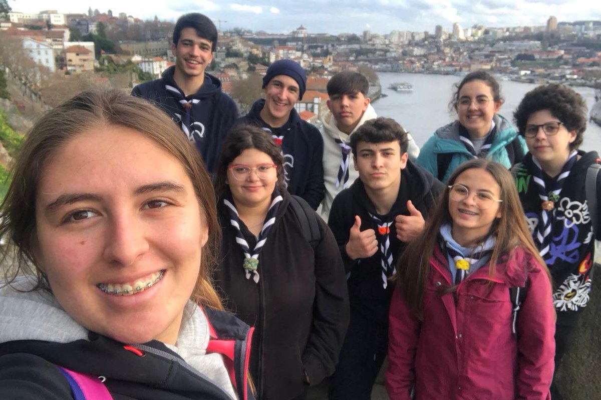 878costanova's tweet photo. ￼
 Saltos de trampolim, recriação de obras de arte, enigmas misteriosos e cartas para a família. Tudo isto e mais, numa viagem no tempo onde os Marinheiros reviveram os mitos e lendas em torno da figura de São Nicolau. A Frota viveu o Cruzeiro de Natal no Porto. #escutismo https://t.co/Lx6gHybGwF