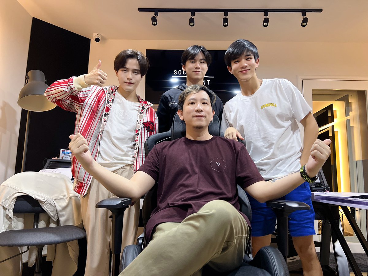 JirathPraj's tweet photo. ดีใจที่ได้แต่งทำนองเพลงนี้ให้น้องร้องในฉากนี้ และดีใจที่ฟีดแบคดี ทุกๆคนชอบกันครับ 😍 ขอบคุณครับ 
#อีกนิดMV 
#แค่อยากฟังคำรำพัน 
#MySchoolPresidentEP3 https://t.co/7XfPeNTf6R