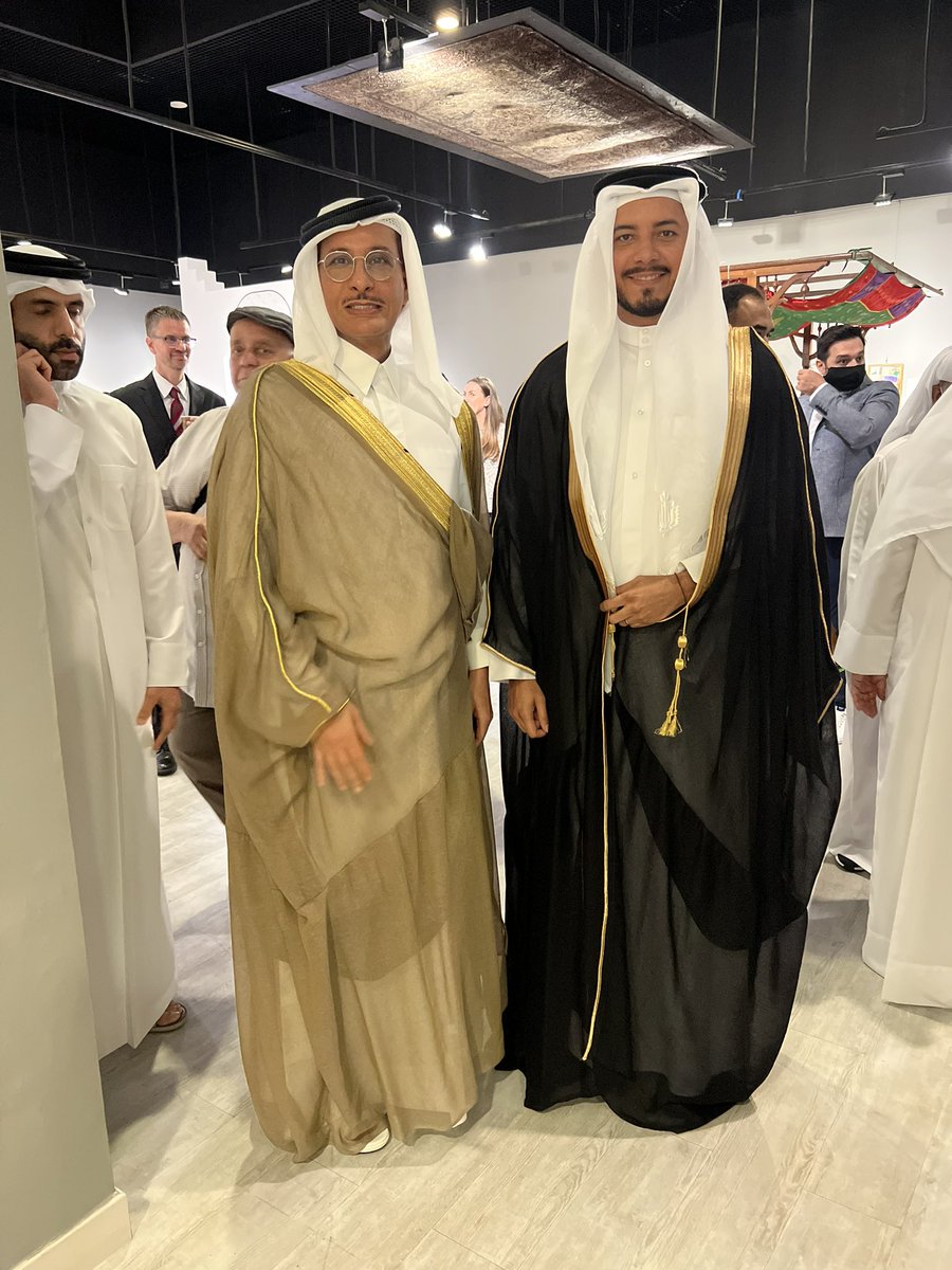 orestedelrio's tweet photo. Usar el bisht le da más oficialidad y etiqueta al atuendo. 

En pocas palabras, es como un vestido de esmoquin para el nivel del evento y aparte de eso, se ve muy bien 👌🏼😄😍 

Aquí con Su Excelencia el Jeque Hassan bin Mohammed bin Ali Al Thani https://t.co/aGKJPDNjUN