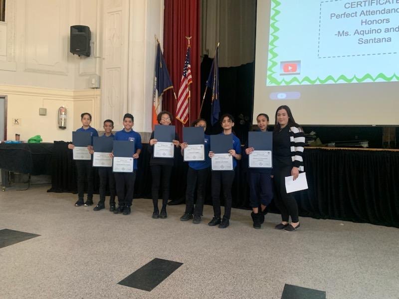 10x342's tweet photo. 6-7th Grade Community Meeting. Holiday + Honor Roll celebration. #awards #Recognition #success 🎉 https://t.co/DpG65MtYPv
