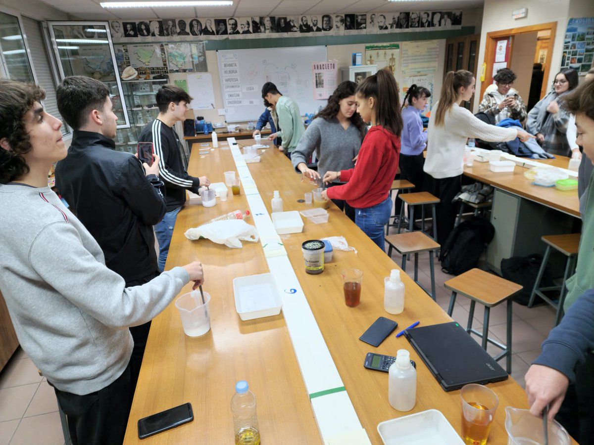 smiportu's tweet photo. Batxilergo 1eko ikasleak xaboia egiten olia birziklatuz saponifikazioa ikusten. Reutilizando aceite para hacer jabón mediante saponificación. Practicando lo estudiado en clase. #EA2030 #innovacion @KristauEskola https://t.co/kchRaCpTu7
