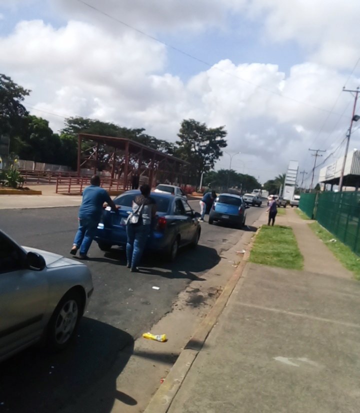 LosOlivosInfo's tweet photo. #20Dic 11:00 AM | Conductores empujan sus vehículos en las filas para surtir gasolina en las estaciones de servicio de #PuertoOrdaz. https://t.co/36eg6kBvJV
