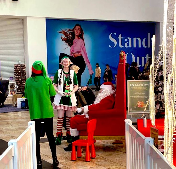 Aislinsmith01's tweet photo. Happy 20th Day of December Everyone❤️🎅🏼🦌🎁🎉🥳🎄 Today Aislin’s Elf Squad were in @shopsilverburn with  Santa and @GCH_Charity 😊🎄🎁❄️ #bigfriendlyelf #6ftElf #RealElfThatsNoOnAShelf #christmas2022 https://t.co/MnVevl70kY