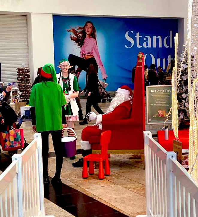 Aislinsmith01's tweet photo. Happy 20th Day of December Everyone❤️🎅🏼🦌🎁🎉🥳🎄 Today Aislin’s Elf Squad were in @shopsilverburn with  Santa and @GCH_Charity 😊🎄🎁❄️ #bigfriendlyelf #6ftElf #RealElfThatsNoOnAShelf #christmas2022 https://t.co/MnVevl70kY