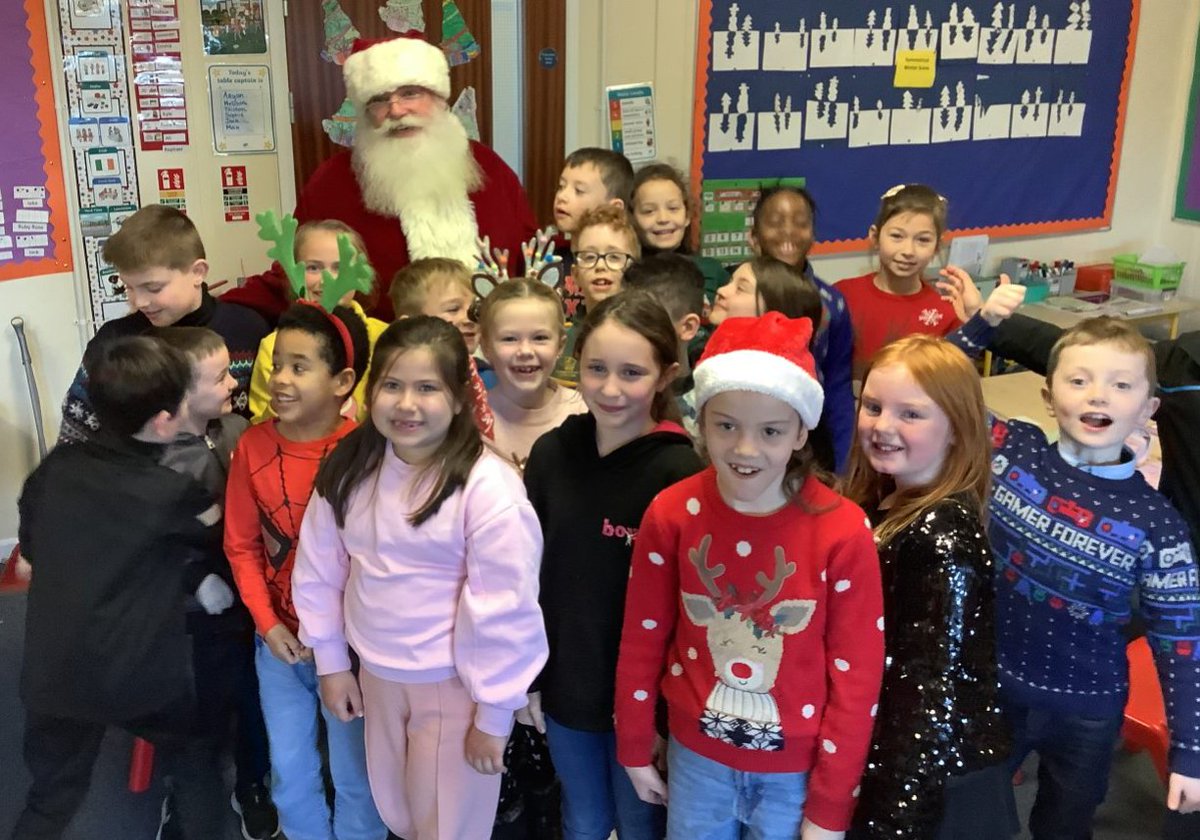 Tá'n Nollaig buailte linn, Tá áthas ins an aer, Tá sneachta ar an dtalamh,  Tá réaltaí ins an spéir. Táimid ag dul a chodladh Is tá ár stocaí réidh. Tá  Daidí na, image size:1200x840