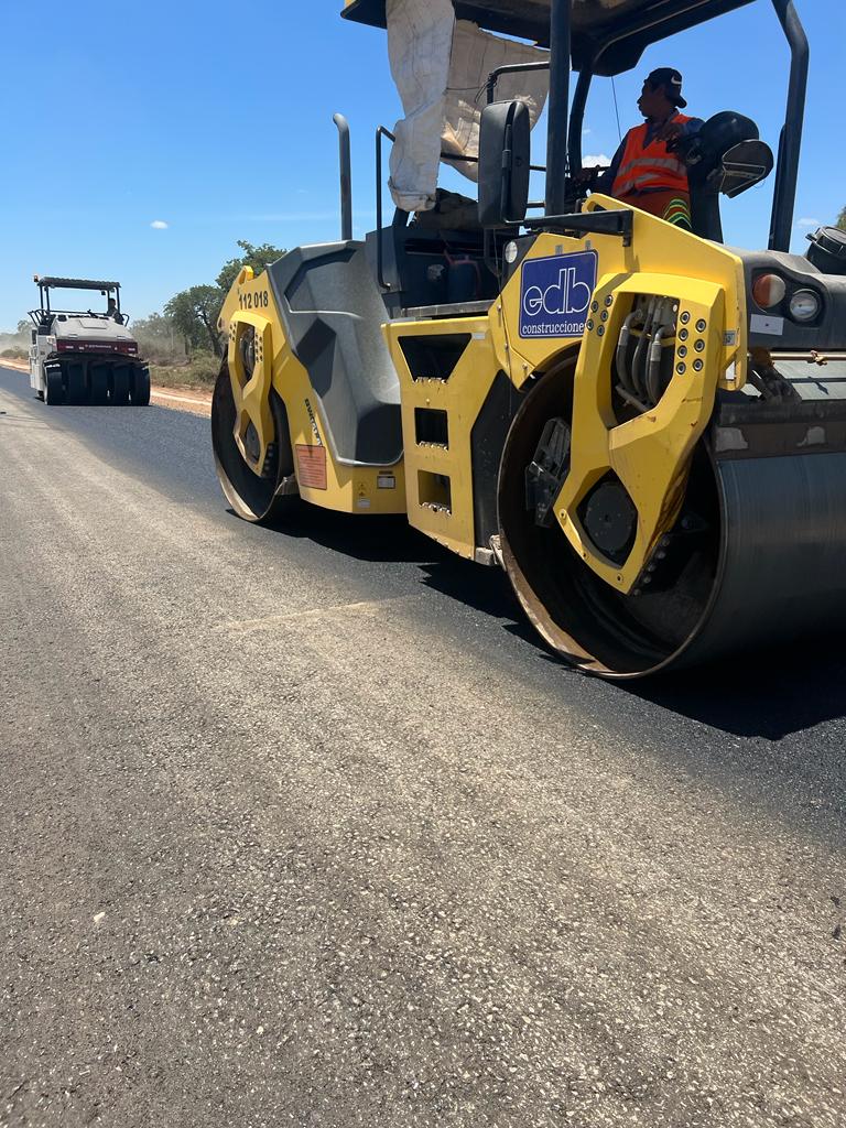 RutaTranschaco's tweet photo. Con tareas de reciclado de calzada con aporte de cemento en la Prog. 510+300, base granular en la 508+900, base asfáltica en banquina der e izq en la 507+500 y en calzada del puente en la 473+500, van cerrando las actividades del mes en el Lote 7.
@AgendaCAF @el_BID @mopcparaguay https://t.co/PheoeRY0Rq