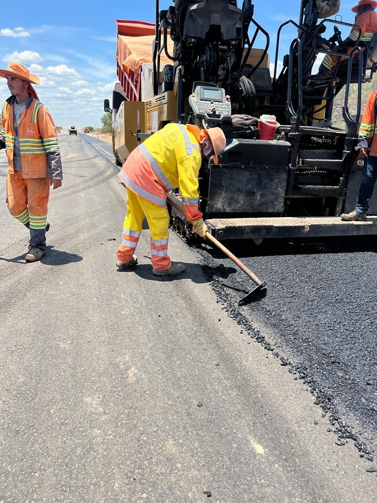 RutaTranschaco's tweet photo. Con tareas de reciclado de calzada con aporte de cemento en la Prog. 510+300, base granular en la 508+900, base asfáltica en banquina der e izq en la 507+500 y en calzada del puente en la 473+500, van cerrando las actividades del mes en el Lote 7.
@AgendaCAF @el_BID @mopcparaguay https://t.co/PheoeRY0Rq