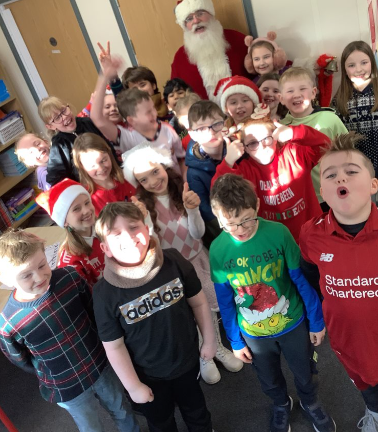 Tá'n Nollaig buailte linn,
Tá áthas ins an aer,
Tá sneachta ar an dtalamh,
Tá réaltaí ins an spéir.
Táimid ag dul a chodladh
Is tá ár stocaí réidh.
Tá Daidí na Nollag ag teacht anocht
Anuas an similéar. 🎅🙌🎄