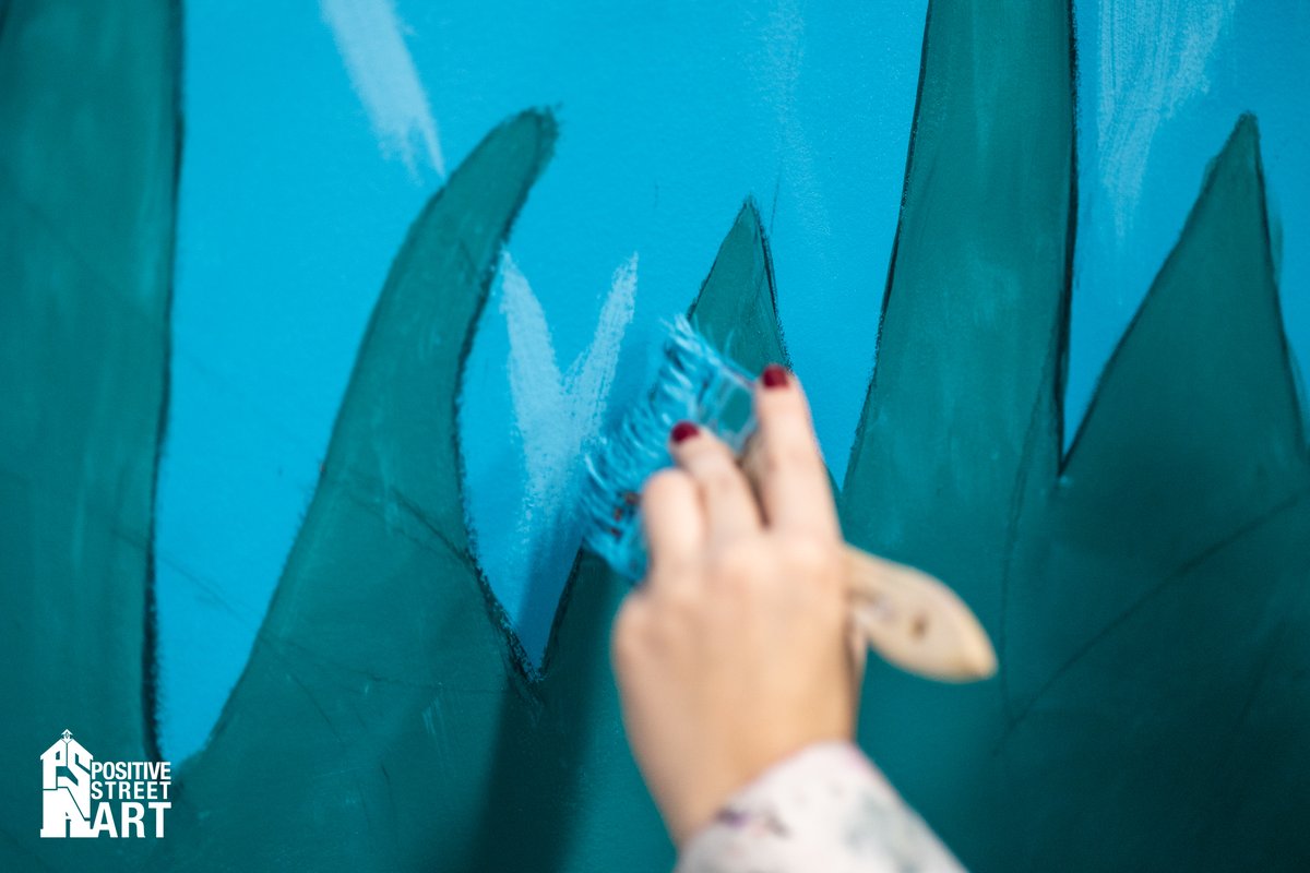 PoStreetArt's tweet photo. PSA @ Nashua Highschool South yesterday guiding and teaching art students how to utilize spraypaints with traditional paints to make a unique mural under supervision from Teacher Ms Jones
#art #spraypaint #murals #teaching #guiding #streetart #interiormurals #positiveart https://t.co/WdWlOaGvkW