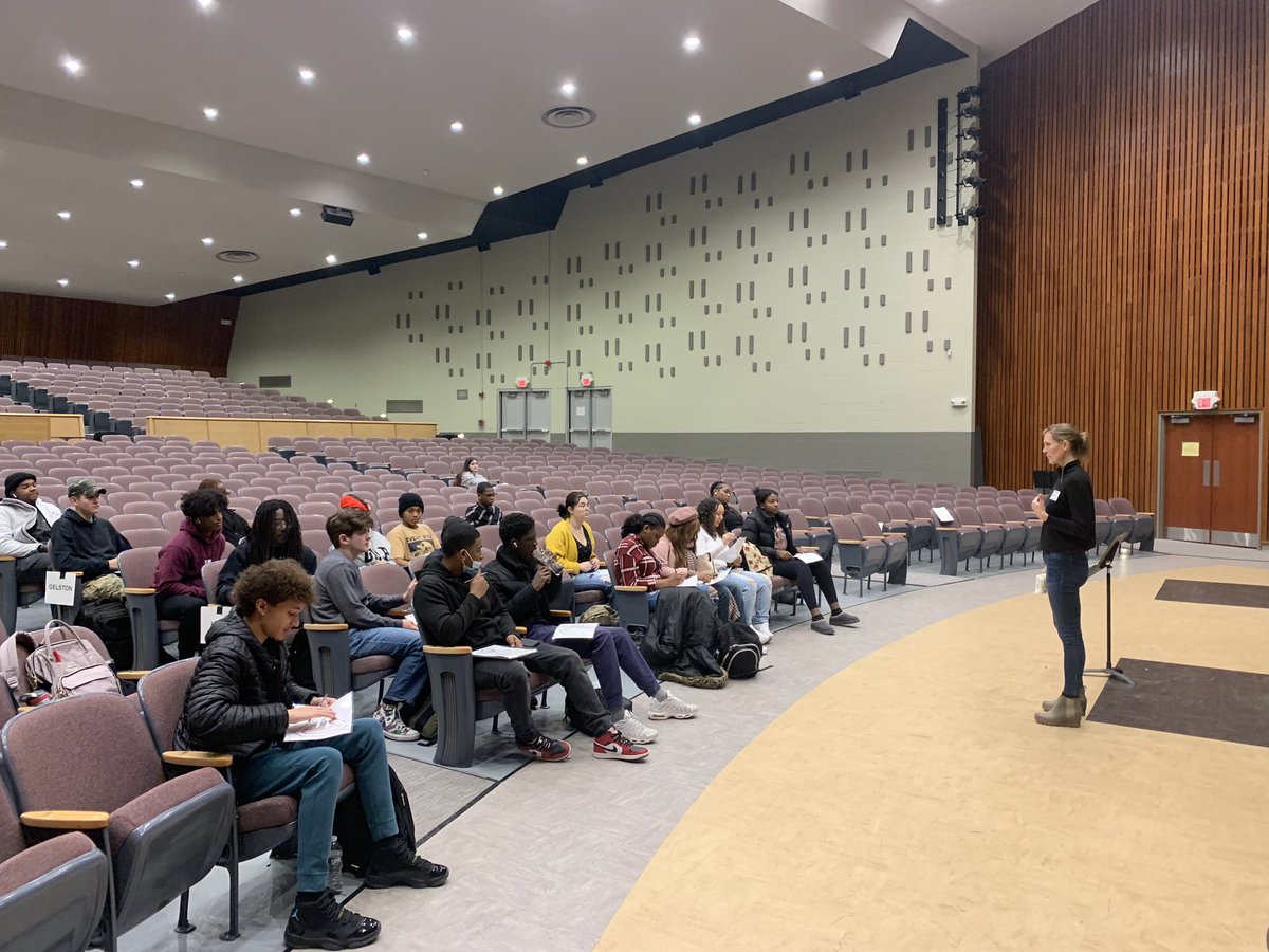 ClassPreston's tweet image. Juniors and Seniors receiving Mentor Training with @BrilliantCFES @SCSchools! @MrDennisGreen @AnibalSolerJr